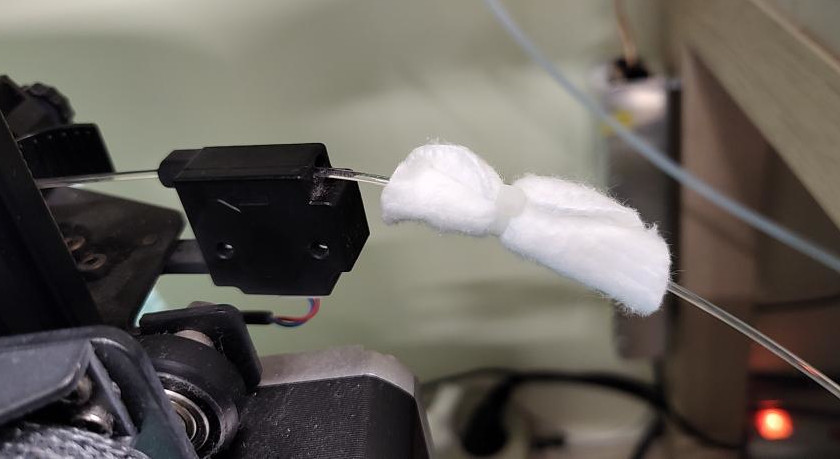 cotton pad for cleaning filament before entering bowden tube and nozzle